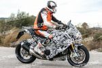 Un essayeur KTM pris en plein essai d'une Aprilia Tuono - Le V4 autrichien aura-t-il du sang italien ?
