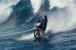 Robbie Maddison surfe sur les vagues de Tahiti au guidon d'une motocross