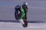 183,8km/h en wheeling sur de la glace - Ils sont fous ces Suédois !