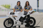 Deux filles dans la course à l&#039;endurance de Suzuka