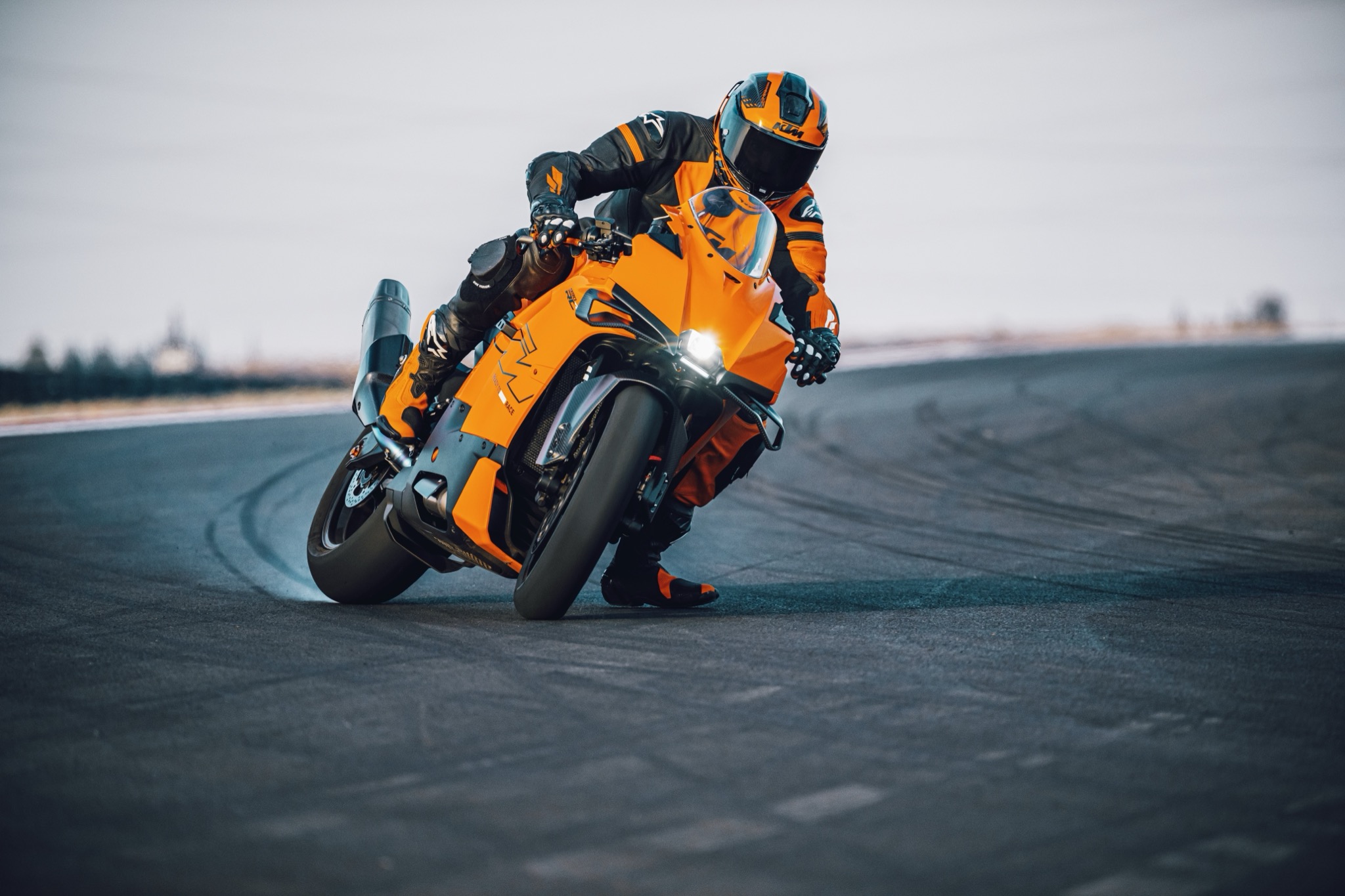2026-KTM-990-RC-R-18
