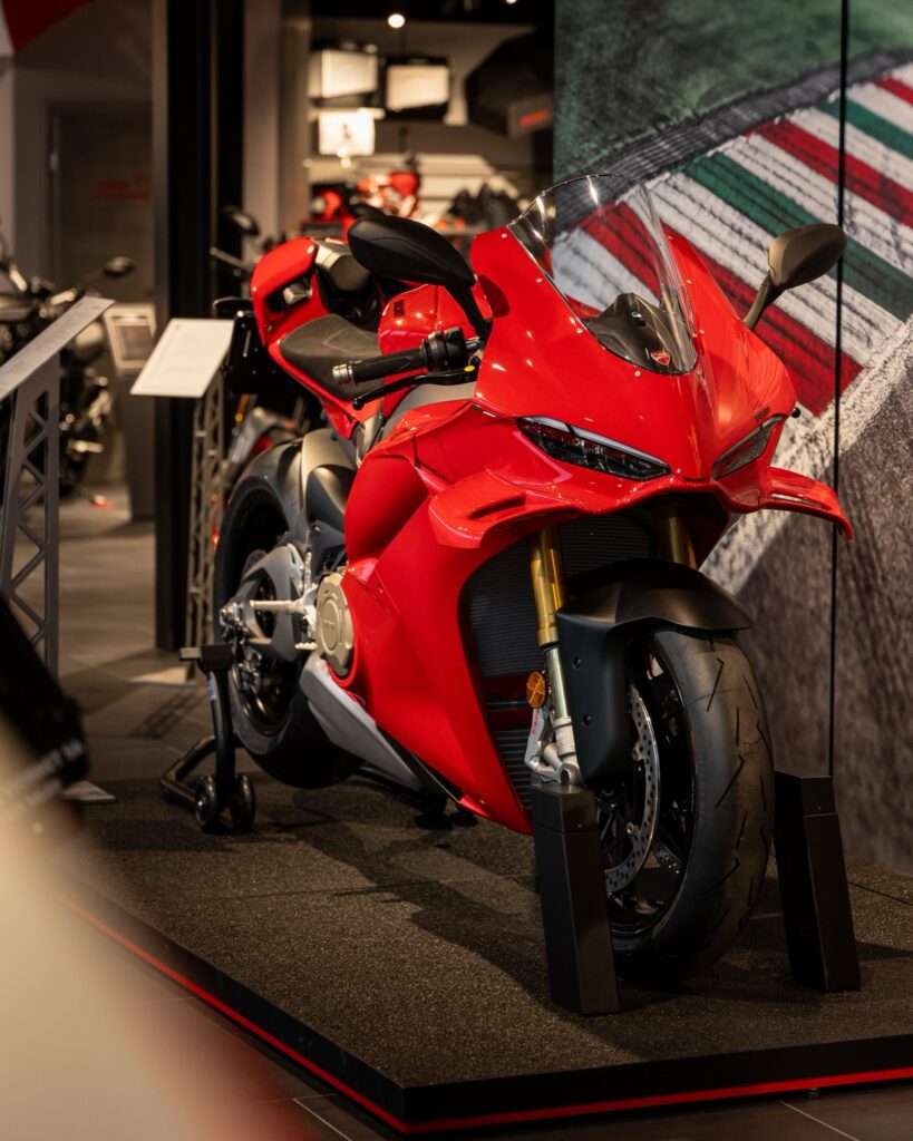 Motos Vionnet inaugure sa concession Ducati Sales - AcidMoto ch