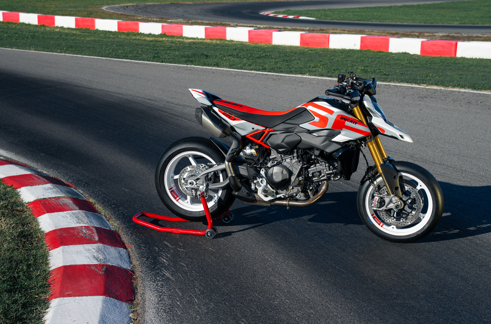 2026_Ducati_Hypermotard-V2-SP-17