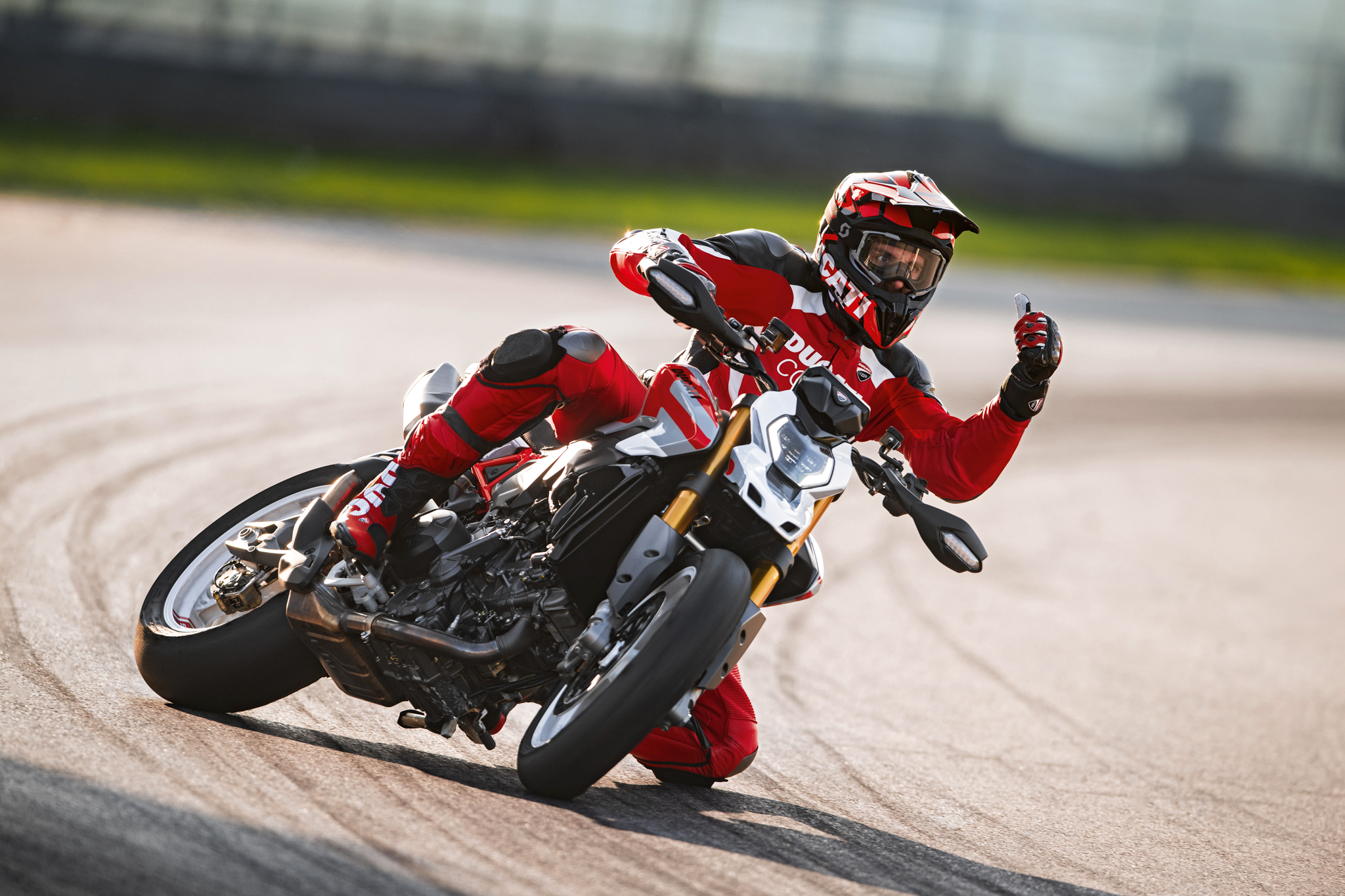 2026_Ducati_Hypermotard-V2-SP-21